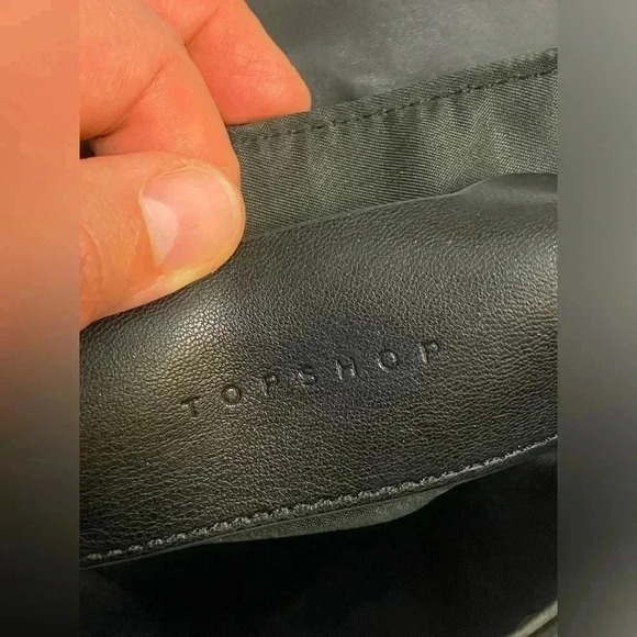 Cute black purse 👛 with crab 🦀  lock decor 🦀 - Picture 6 of 7